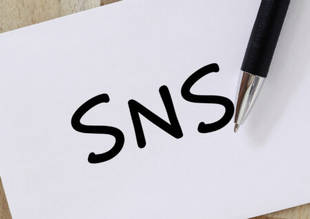 【2030年警告】HP不在のまま、SNSとGoogleマイビジネスだけで大丈夫？AI検索時代の生存戦略